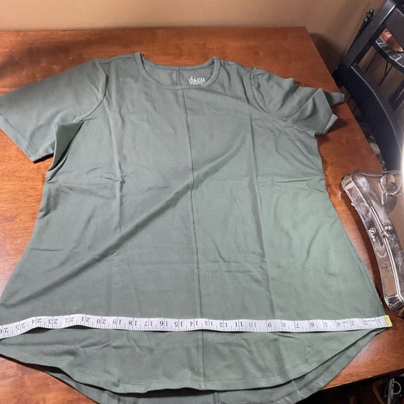 D&Co. Essentials Women's Top Sz 1 XL  Short Sleeve T-Shirt Green Seam In Center - Picture 9 of 10